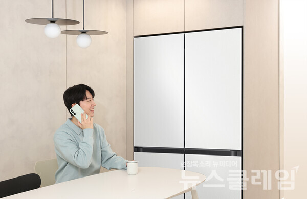 삼성 'AI 구독클럽' 가입 고객이 'AI 사전 케어 알림' 서비스를 받고 제품을 살펴보고 있다. 삼성전자 제공