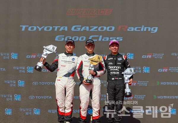 (중앙)금호 SL모터스포츠 드라이버 이창욱 선수와 (왼쪽) 노동기 선수가 더블 포디엄을 차지하며 사진 촬영을 하고 있다. 금호타이어 제공