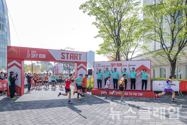 스카이런 출발 퍼포먼스. 왼쪽부터 윤연중 보바스병원장, 임석원 롯데면세점 월드타워점장, 김지환 스파이더코리아 대표, 장재훈 롯데물산 대표이사, 서용석 롯데백화점 잠실점장, 이남경 시그니엘 서울 총지배인. 롯데물산 제공