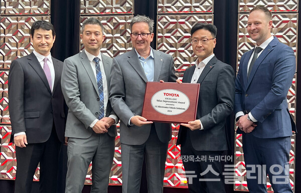 미국 미시간주 디트로이트에서 열린 '도요타 연례 공급사 비즈니스 미팅'에서 LG전자 VS북미법인장 오해진 상무(왼쪽에서 네 번째)와 도요타 북미법인 부품·자재 구매 관리 담당 토모 이이쿠보 부사장(왼쪽에서 두 번째). LG전자 제공