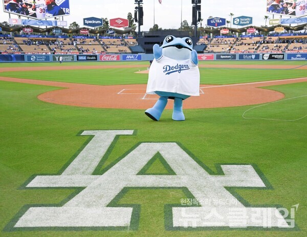 ‘진로(JINRO)’ 대표 캐릭터인 두꺼비가 다저스타디움에서 시구자로 나서고 있다. 하이트진로 제공