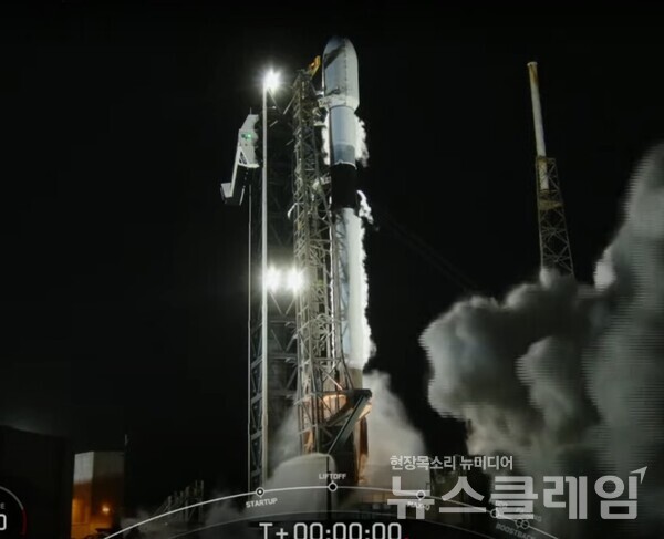 22일 오전 9시 48분(한국시간) 미국 플로리다주 케이프 커너베럴 우주군기지에서 대한민국 정찰위성 4호기가 실린 스페이스X사의 팰컨-9 발사체가 발사되고 있다. 사진=스페이스X