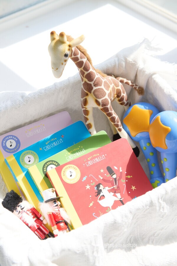 웅진씽크빅은 패밀리 라이프스타일 플랫폼 ‘웅진마켓’이 클래식 사운드북 신제품 ‘도레미 오케스트라’를 출시했다고 23일 밝혔다. 웅진씽크빅 제공