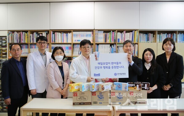 상하목장 얼려먹는 아이스크림 전달식에서 기념 촬영을 하고 있는 매일유업, 연세 암병원 관계자. 매일유업 제공