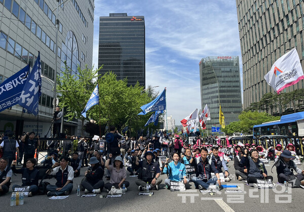 23일 오후 서울고용노동청 앞에서 열린 '작업중지권 쟁취, 노동자 참여 산업안전보건법 개정, 민주노총 결의대회'. 사진=민주노총