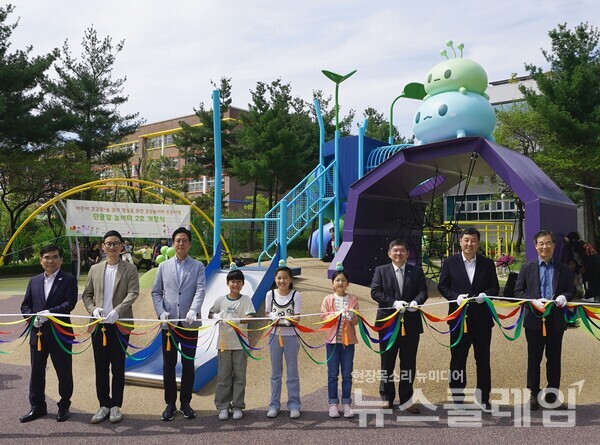(왼쪽부터)사회복지법인 굿네이버스 김웅철 사무총장, 넥슨 김창섭 국내 메이플스토리 총괄디렉터, 넥슨재단 김정욱 이사장(넥슨 대표이사 겸임), 의정부청룡초등학교 이한성, 김수현, 박서진 어린이, 경기도청 차성수 기후환경에너지국장, 의정부시청 박성남 부시장, 의정부청룡초등학교 정연영 교장. 넥슨 제공