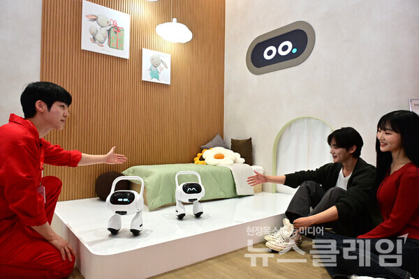 모델이 LG전자 직원에게 고객의 목소리와 표정·말투로 감정까지 파악하는 이동형 AI홈(프로젝트명 : Q9)의 설명을 듣고 있다. LG전자 제공