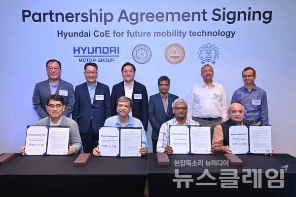 (1열 좌측부터) 현대차·기아 R&D본부장 양희원 사장, IIT 델리 랑간 바네르지(Rangan Banerjee) 총장, IIT 마드라스 마누 산타남(Manu Santhanam) 학장, IIT 봄베이 사친 파트와르단(Sachin C. Patwardhan) 학장, (2열 좌측부터) 현대차·기아 연구개발기획조정실장 성낙섭 전무, 현대차 인도아중동대권역장 김언수 부사장, 현대차·기아 전동화에너지솔루션담당 김창환