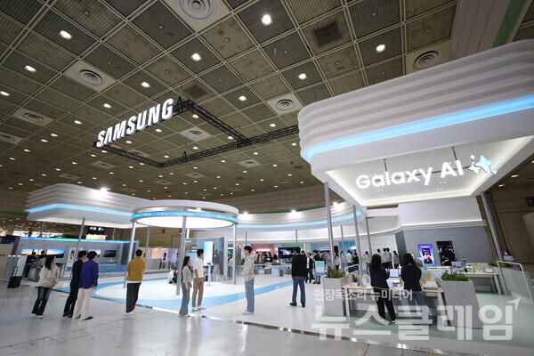 24일 서울 코엑스에서 개막한 '2025 월드IT쇼' 삼성전자관 전경. 삼성전자 제공
