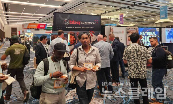 제너시스BBQ 그룹(회장 윤홍근)은 최근 미국 라스베이거스(Las Vegas)에서 열린 ‘2025 MUFC 콘퍼런스’에 참여해 한국의 맛을 더한 ‘K-푸드’의 우수성을 알렸다고 24일 밝혔다. BBQ 제공