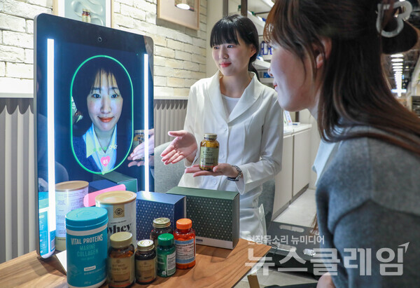 고객이 현대백화점 목동점 네슬레 헬스사이언스 매장에서 AI 기반 헬스케어 전문 기기 ‘아누라 매직미러(Anura Magic Mirror)’를 체험하고 있다. 현대백화점 제공