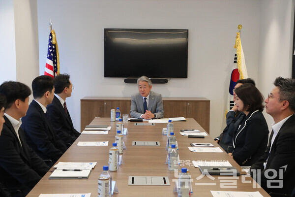 강호동 농협중앙회장은 23일(현지시간), 미국 뉴욕 맨해튼에 위치한 농협은행 뉴욕지점을 방문해 직원들과 간담회를 실시하고 있다. 농협중앙회 제공