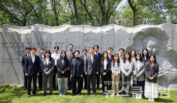 이만희(앞줄 왼쪽 다섯 번 째) 포니정재단 사무총장과 포니정 장학생들이 정세영 명예회장 흉상 부조 앞에서 기념촬영을 하고 있다. 포니정재단 제공