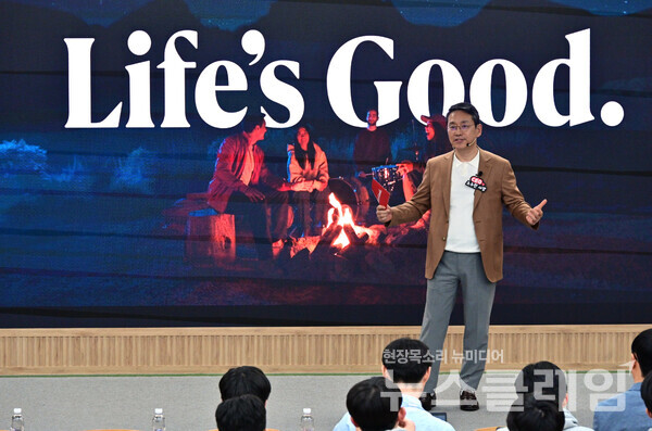 LG전자 조주완 CEO가 지난 24일 서울대학교 제1공학관에서 전기·정보공학부 재학생 200명에게 CEO 특강을 진행하고 있다. LG전자 제공