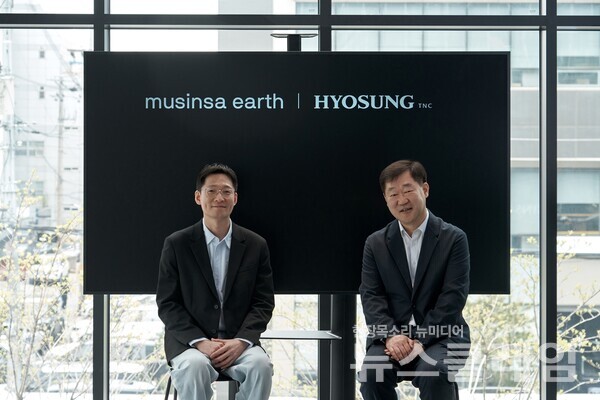 임장규 효성티앤씨 상무(오른쪽)와 이승진 무신사 S&C 본부장(왼쪽)이 최근 무신사 성수 N1에서 친환경 패션 제품 관련 협력을 위한 업무 제휴 협약을 맺은 후 기념 사진 촬영에 응하고 있다. 효성티앤씨 제공