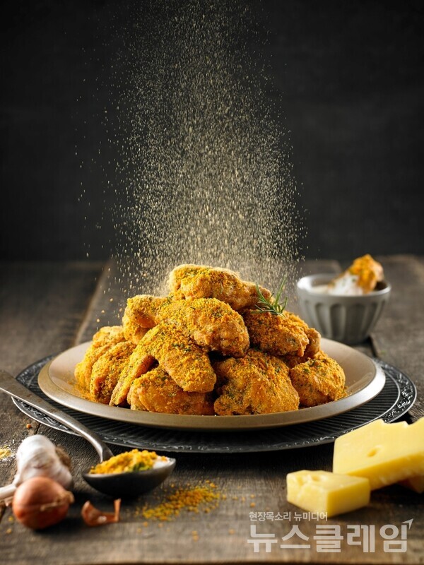 다이닝브랜즈그룹(대표이사 송호섭)의 치킨 브랜드 bhc는 자사의 시그니처 메뉴인 ‘뿌링클’이 누적 판매량 1억3000만개를 돌파했다고 25일 밝혔다. bhc 제공