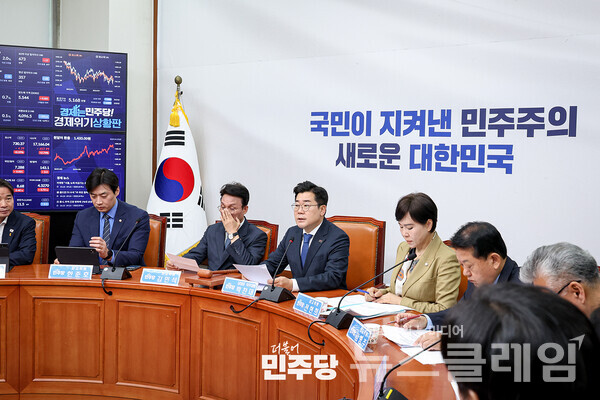 더불어민주당 박찬대 당대표 직무대행 겸 원내대표가 25일 오전 서울 여의도 국회에서 열린 최고위원회의에서 발언하고 있다. 사진=더불어민주당