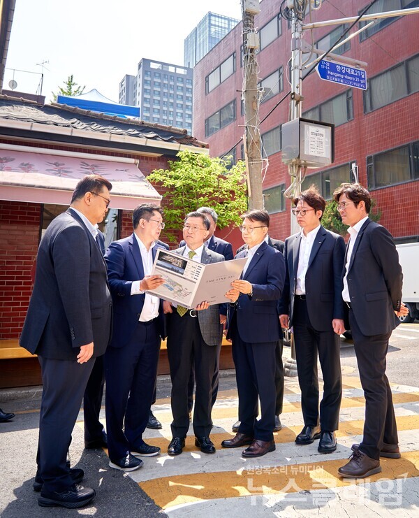 정경구 HDC현대산업개발 대표이사가 지난 24일 용산정비창 전면1구역 재개발 사업지 현장을 직접 방문했다. 이날 현장에는 정경구 대표이사를 비롯해 HDC현대산업개발 임원진이 함께했다. HDC현대산업개발 제공