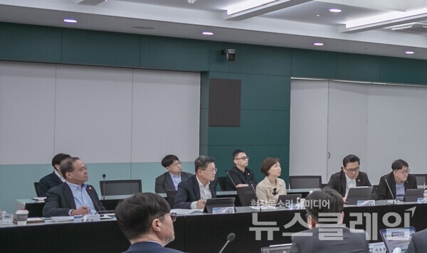 농협금융은 지난 25일 서울 중구 소재 본사에서 2025년 제1차 농협금융 DT추진최고협의회를 개최했다고 밝혔다. 이찬우 회장이 회의를 주재하고 있다. 농협금융 제공