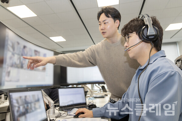 지난 19일 삼성전자 인재개발원(경기도 용인)에서 삼성전자 감독관이 삼성직무적성검사 응시자를 대상으로 예비 소집을 진행하는 모습. 삼성 제공