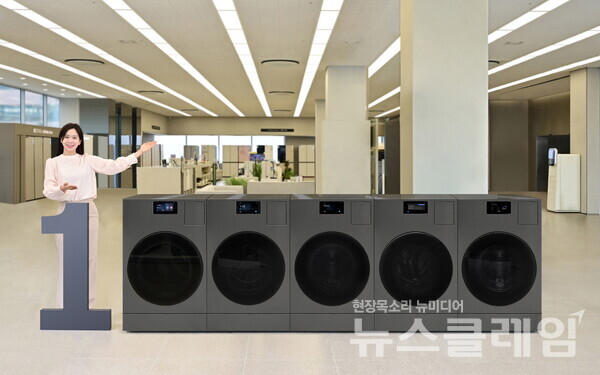 삼성전자 모델이 국내 누적 판매량 10만 대를 돌파한 '삼성전자 AI 콤보' 세탁건조기를 소개하고 있다. 삼성전자 제공