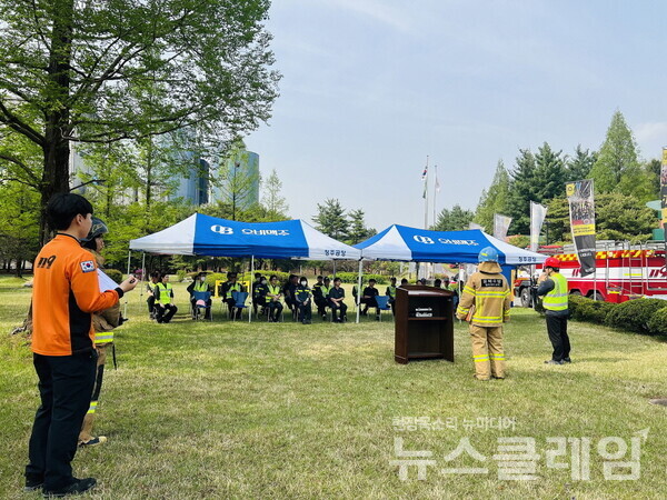 오비맥주 청주공장과 충북소방본부가 ‘세계 산업안전보건의 날’을 맞아 오비맥주 청주공장(청주시 서원구 현도면)에서 합동 소방훈련을 실시하고 있다. 오비맥주 제공