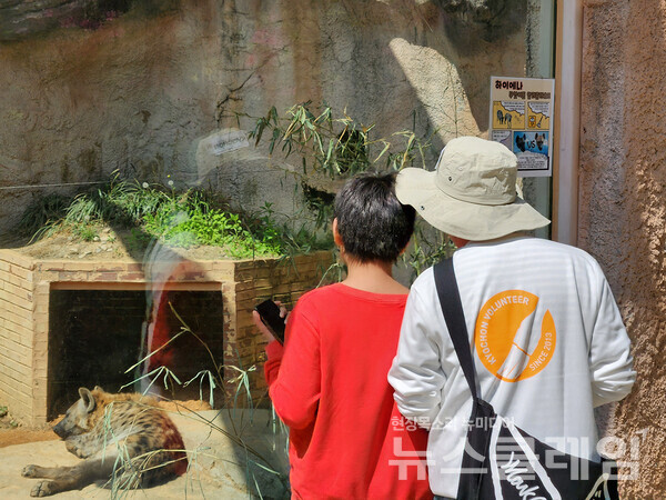 지난 28일 교촌에프앤비 ‘바르고 봉사단’이 서울 어린이대공원에서 구산초등학교 특수학급 학생들과 즐거운 체험 활동을 진행하고 있다. 교촌 제공