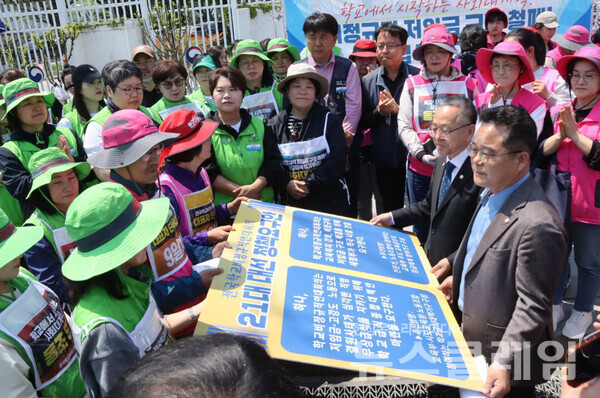 29일 오전 정부서울청사 앞 연대회의 단식농성장 앞에서 열린 '학비연대회의 대선 핵심 정책요구안 발표 기자회견'. 사진=전국학교비정규직연대회의