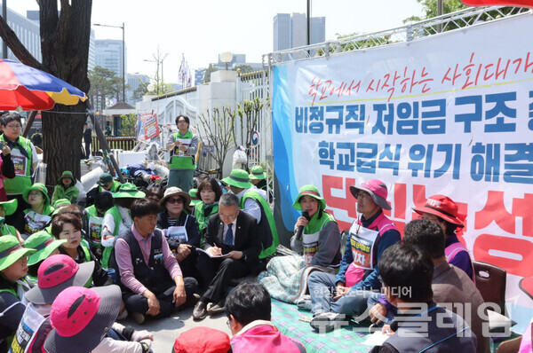 29일 오전 정부서울청사 앞 연대회의 단식농성장 앞에서 열린 '학비연대회의 대선 핵심 정책요구안 발표 기자회견'. 사진=전국학교비정규직연대회의