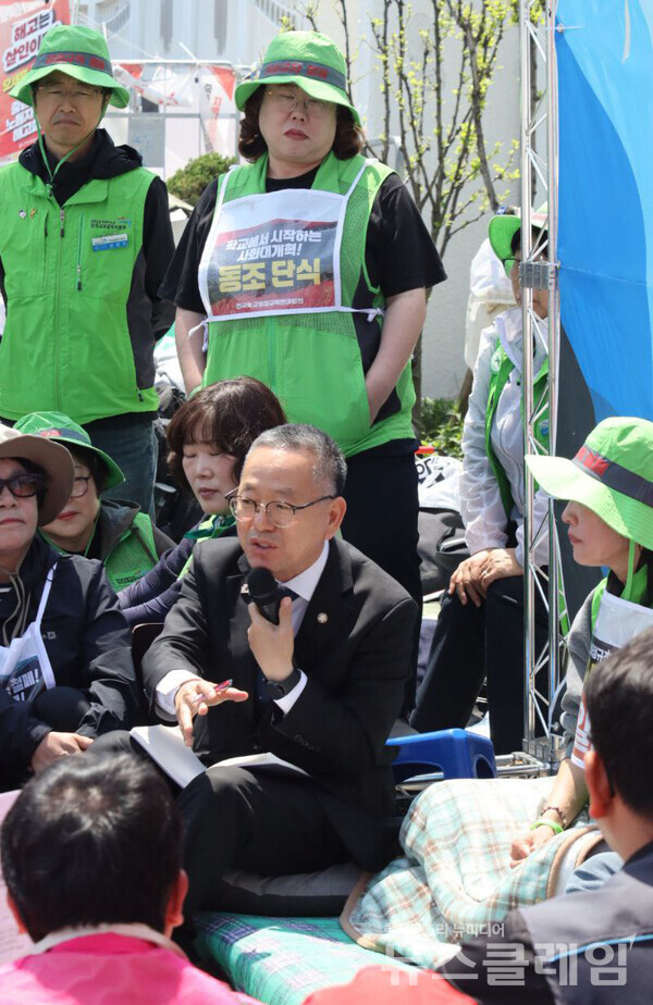 29일 오전 정부서울청사 앞 연대회의 단식농성장 앞에서 열린 '학비연대회의 대선 핵심 정책요구안 발표 기자회견'. 사진=전국학교비정규직연대회의