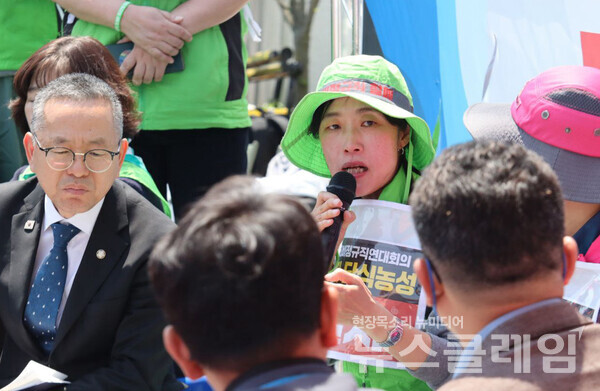 29일 오전 정부서울청사 앞 연대회의 단식농성장 앞에서 열린 '학비연대회의 대선 핵심 정책요구안 발표 기자회견'. 사진=전국학교비정규직연대회의