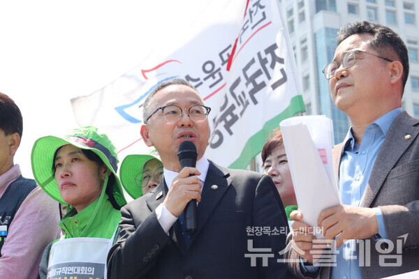 29일 오전 정부서울청사 앞 연대회의 단식농성장 앞에서 열린 '학비연대회의 대선 핵심 정책요구안 발표 기자회견'. 사진=전국학교비정규직연대회의