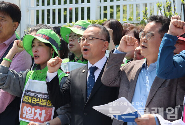 29일 오전 정부서울청사 앞 연대회의 단식농성장 앞에서 열린 '학비연대회의 대선 핵심 정책요구안 발표 기자회견'. 사진=전국학교비정규직연대회의