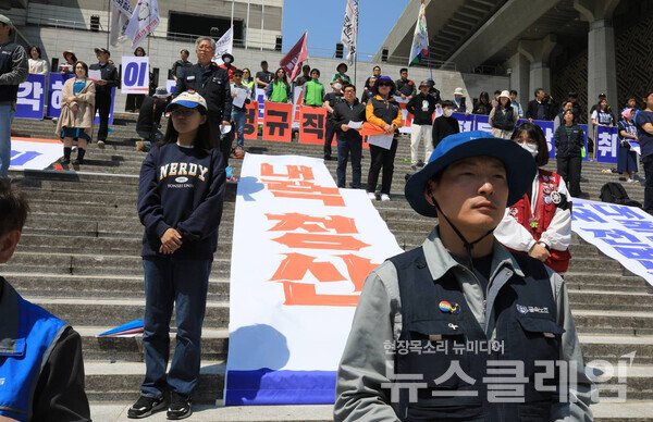 29일 오전 서울 광화문광장 세종문화회관 계단에서 열린 '우리 삶을 바꾸는 1070인 선언 기자회견'. 사진=반올림