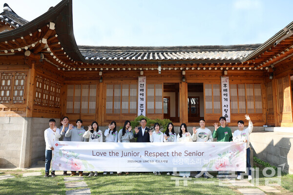 롯데건설 박현철 부회장이 주니어보드 5기 구성원들과 킥오프 미팅 후 기념촬영을 하고 있다. 롯데건설 제공