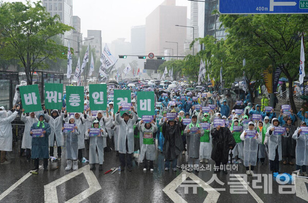 1일 오후 서울역 12번 출구 앞에서 개최된 '2025 세계노동절 공공운수노조 결의대회'. 사진=공공운수노조