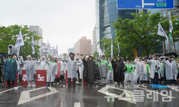1일 오후 서울역 12번 출구 앞에서 개최된 '2025 세계노동절 공공운수노조 결의대회'. 사진=공공운수노조
