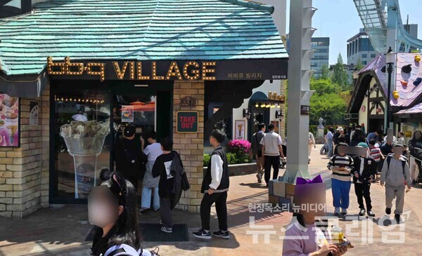 롯데월드 어드벤처 매직아일랜드에서 운영 중인 BBQ 매장. BBQ치킨 제공