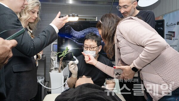 김종서 김종서성형외과 원장이 콜라겐 스티뮬레이터를 활용한 라이브 시술을 선보이고 있다. 시지바이오 제공