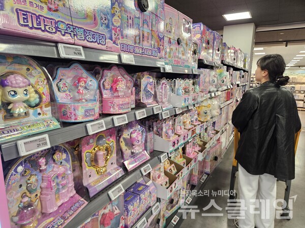 이마트 문현점 완구매장. 이마트 제공