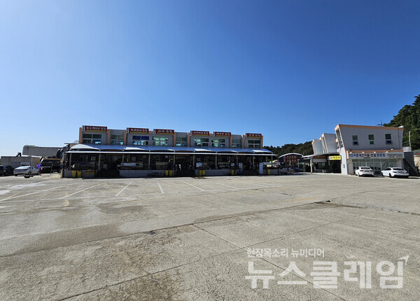 가진항은 싱싱한 활어회로 널리 알려져 있지만, 2023년 가을엔 여전히 코로나19가 떠나지 않고 있던 시절이어서 찾아오는 손님이 드물었다. 사진=오근식 객원위원