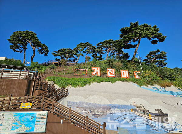 거진항은 1970년대 동해안 명태와 오징어의 집산지로 발전하면서 거진읍의 인구가 25,000명에 이르기도 했었다. 매년 10월 고성명태축제가 개최되는 곳이다. 사진=오근식 객원위원