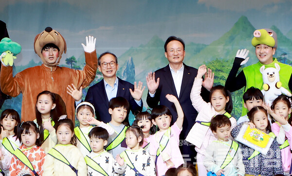 지난 2일 여의도 KB국민은행 신관 다목적홀에서 진행된 어린이날 기념행사에서 양종희 KB금융그룹 회장과 이환주 KB국민은행장이 아이들과 기념 촬영을 하고 있다. KB금융그룹 제공