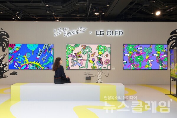 모델이 LG 올레드 에보(G5,M5)를 통해 감각적인 색감의 팝아트를 감상하고 있다. LG전자 제공