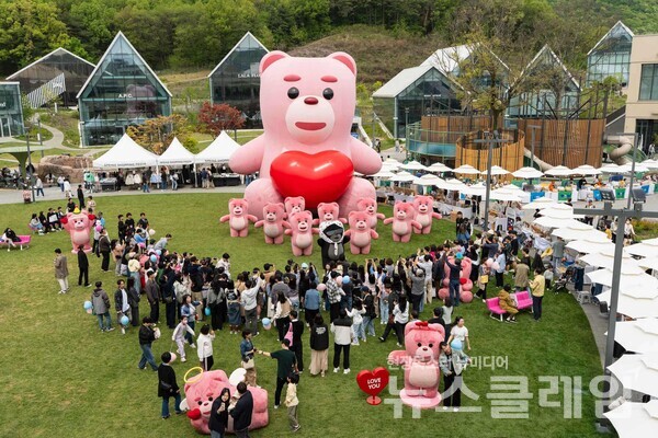 롯데홈쇼핑(대표 김재겸)은 지난 1일부터 롯데프리미엄아울렛 의왕점에서 진행 중인 초대형 벨리곰 공공전시가 가족 단위 쇼핑객들로 북적이며 인기를 끌고 있다고 7일 밝혔다. 롯데홈쇼핑 제공