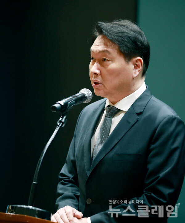 최태원 SK그룹 회장이 7일 서울 중구 을지로 SK텔레콤 사옥에서 열린 SKT 사이버 침해 사고 관련 데일리 브리핑에 참석해 대국민 사과를 하고 있다. SK텔레콤 제공