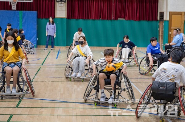 창현초등학교 학생들이 휠체어농구 체험 프로그램에 참여하고 있다. 코웨이 제공