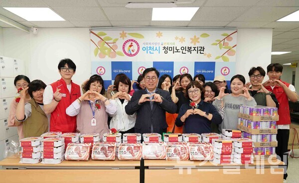 BBQ가 가족의 의미를 되새기는 5월에 소외된 어르신들과 치킨을 나누며 어버이 은혜에 감사함을 전했다. BBQ 제공