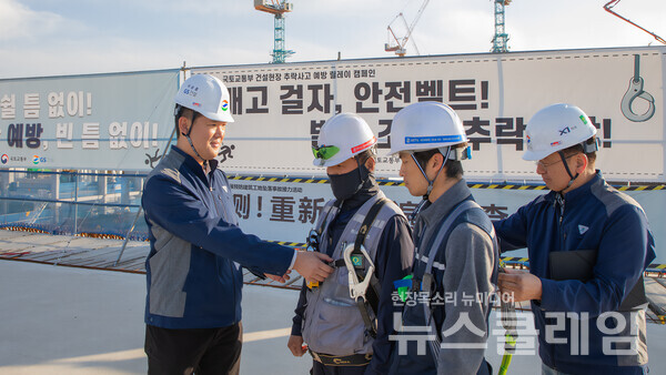 허윤홍 GS건설 대표(사진 왼쪽)가 인천 송도 현장을 방문해 직원들의 추락방지를 위한 안전장비를 직접 점검하고 있다. GS건설 제공