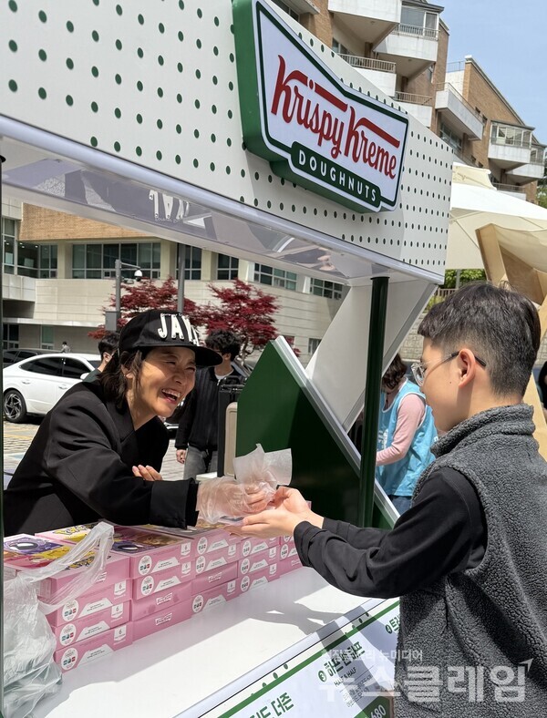 지난 8일 롯데GRS가 서울특별시 어린이병원에 크리스피크림 도넛 및 엔제리너스 음료 등 간식 선물을 전달했다. 롯데GRS 제공